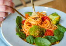 Espaguete com brócolis e tomates-cereja