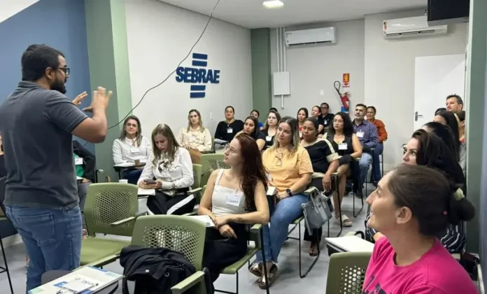 Participantes-da-oficina-Faca-Marketing-Digital-e-Amplie-o-Potencial-da-Sua-Empresa-durante-as-atividades-na-nova-sala-de-treinamento-do-Sebrae-em-Guaranta-do-Norte-4_p12082_cover_image_resized