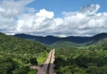 Tráfego na Serra de São Vicente flui em meia pista nesta segunda-feira (10)