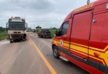 Corpo de Bombeiros realiza desencarceramento de corpo de vítima que ficou presa às ferragens de carro após acidente