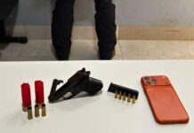 PM localiza arma de fogo escondida em porta-luvas de caminhonete e prende condutor por porte ilegal