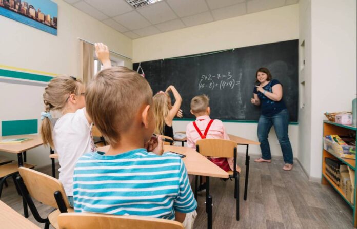 alunos-que-se-sentam-na-sala-de-aula-exercitando (1)