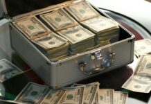 Relatório aponta aumento da concentração da renda entre os mais ricos nos últimos 30 anos hard cash on a briefcase
