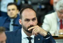 PF determina que Eduardo Bolsonaro volte ao cargo de escrivão após ter mandato cassado na Câmara