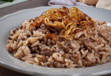 Arroz com lentilha e crispy de cebola
