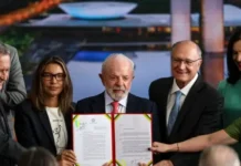 Lula veta integralmente PL que reduz penas de Bolsonaro e condenados por atos golpistas