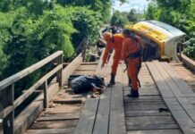 Bombeiros militares prestam socorro a motorista após ponte ceder e caminhão cair em rio