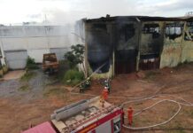 Corpo de Bombeiros combate incêndio em depósito abandonado em Várzea Grande
