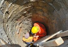 Bombeiros militares resgatam trabalhadora que caiu em poço de reservatório de dejetos de 4,5 metros