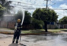 Corpo de Bombeiros combate incêndio em fiação elétrica em via pública em Lucas do Rio Verde