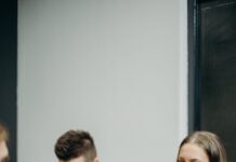 Desemprego caiu a 5,1% em dezembro e encerra 2025 com a menor taxa média anual da série histórica man and woman sitting beside table