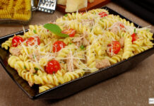 Fusili ao alho e óleo, tomate e atum