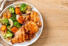 Peito de frango com brócolis e cenoura