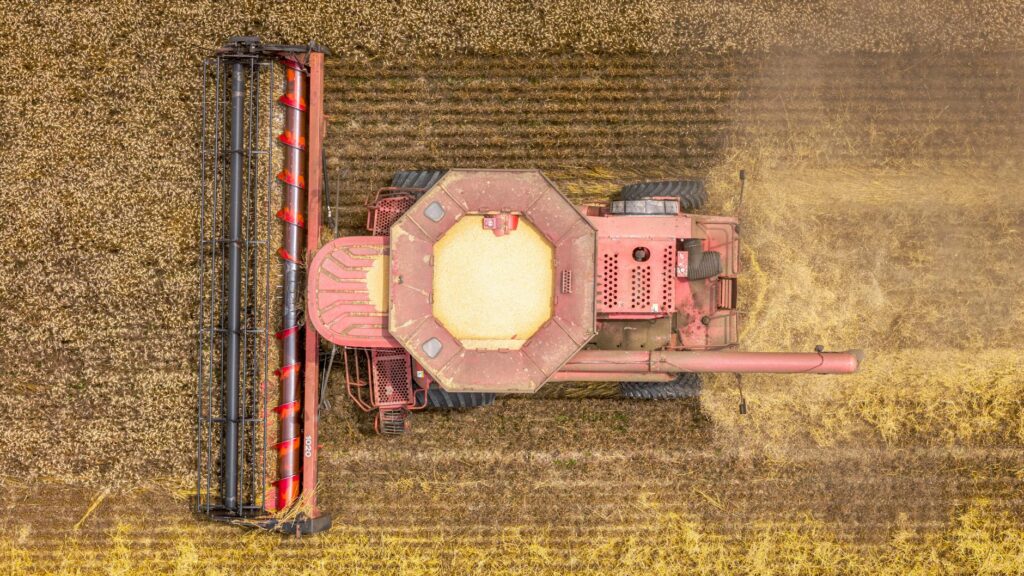 top view of a combine harvester in a field