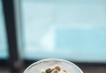 Cotação do café no campo deve fechar o mês em forte queda close up of unroasted coffee beans in a glass
