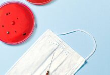 Salto nos casos de sarampo nas Américas faz Opas lançar um alerta para os países syringe and pills on blue background