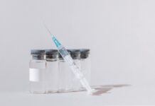 Aumentam os casos de Mpox no Brasil, mas os pacientes não apresentam sinais graves da doença covid vaccine bottles and syringe