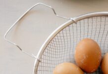 Em janeiro, Brasil enviou mil toneladas de ovos de galinha aos Emirados Árabes, o maior importador do produto brown eggs on stainless steel basket