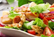 Salada completa de frango com molho de orégano