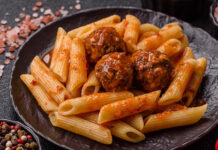 Macarrão caseiro com almôndegas