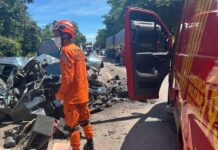 Bombeiros socorrem vítimas de acidente entre carro de passeio e caminhonete na BR-070
