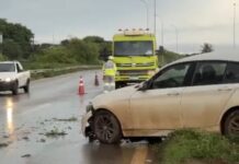 Carro colide contra poste na BR-163 em Sorriso