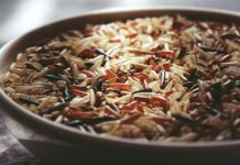 Ruim para o produtor: preços do arroz estão cerca de 40% abaixo dos registrados há um ano rice in white ceramic bowl