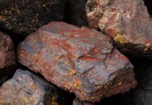 IGP-10 recua 0,24% em março, com quedas dos preços do minério de ferro, soja e milho a pile of rocks with brown and yellow spots