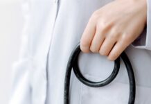 Planos de saúde registram lucro recorde em 2025; sinistralidade foi a menor desde 2020 a person holding a stethoscope
