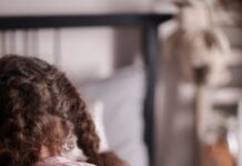 Uma em cada quatro pessoas carrega a bactéria da tuberculose no organismo sem apresentar sintomas a doctor checking his patient