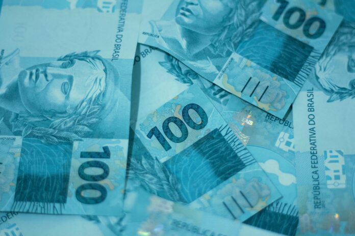 pexels-photo-7542641 brazilian real banknotes in closeup