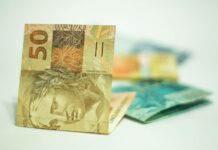 Governo estuda antecipar o 13º salário de aposentados e pensionistas do INSS close up shot of banknotes