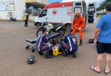 Corpo de Bombeiros socorre vítimas de acidentes de trânsito entre carro e motocicleta