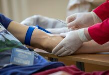 Lucas do Rio Verde recebe campanha de doação de sangue do MT Hemocentro em abril medical practitioner taking a blood sample from a womans hand