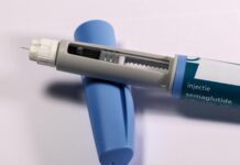 Anvisa anuncia novo plano de combate a irregularidades na importação e manipulação de canetas emagrecedoras close up of semaglutide injection pen on surface