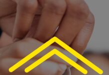 Comprar imóveis residenciais no Brasil ficou 1% mais caro no primeiro trimestre; preço médio do m2 passa de R$ 9,7 mil person holding a key