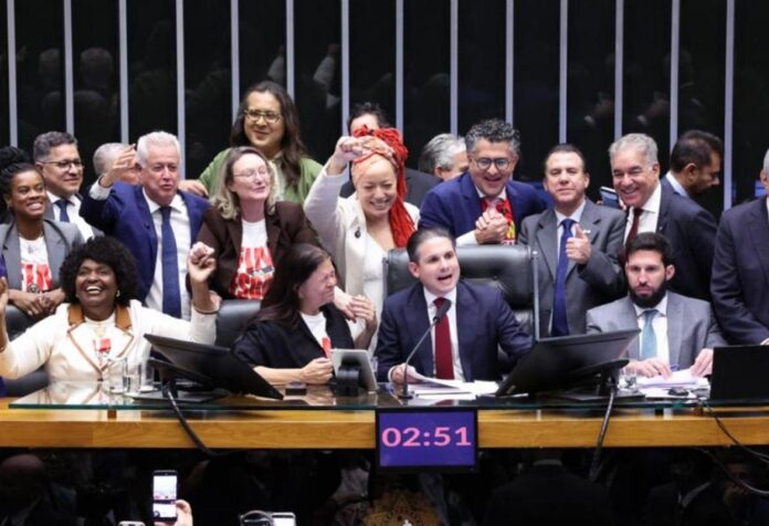 11 Câmara aprova, em dois turnos, PEC pelo fim da escala 6x1