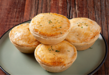 Empadinhas com recheio de queijo e presunto