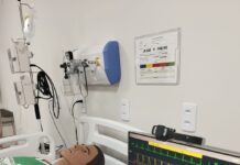 Profissionais de saúde do Senac passam por capacitação com uso de manequim simulador humano