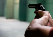 Brasil registrou em 2024 a menor taxa de homicídios da série histórica arms blur close up firing