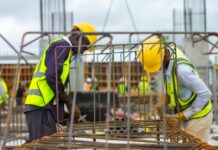Brasileiro gastou, em média, R$ 1.946,09 /m2 para construir ou reformar em abril men working on a construction site while wearing hard hats