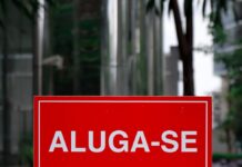 red aluga se sign in urban environment