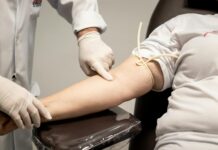 Pessoas com 50 anos ou mais representarão metade do consumo com saúde em 2044 a medical professional wearing latex gloves holding a person s hand