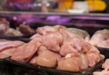 Frango mais caro: quilo do animal congelado ou resfriado é vendido no atacado a cercas de R$ 7,40 raw meat on display in supermarket