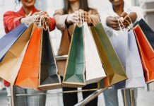 Um terço dos consumidores já se endividou por compras feitas por impulso women holding colored paper bags