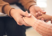 Filhos e dependentes órfãos de vítimas de feminicídio tem direito a pensão do INSS