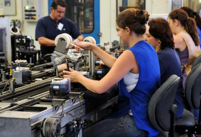 10 Brasil cria mais de 54,8 mil vagas para jovens aprendizes até abril