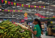 O país vizinho do Brasil onde empregados passaram a trabalhar menos e a ganhar mais