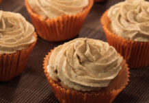 Cupcake com cobertura cremosa de paçoca