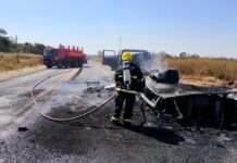 Corpo de Bombeiros combate incêndio em caminhão carregado com óleo